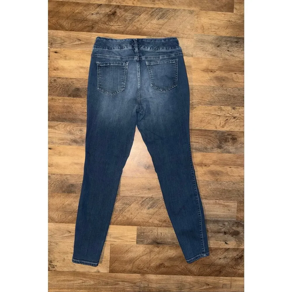 Torrid women’s skinny jeans withunique double-zipper pockets on the front - Picture 6 of 16